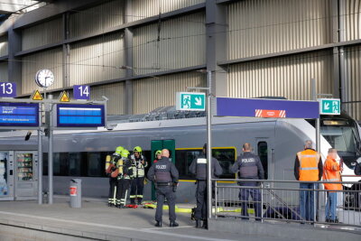 Übung am Chemnitzer Hauptbahnhof: Brand im Zug als Szenario - Angenommen wird ein Brand in einem Zug mit Batterieaufbauten.
