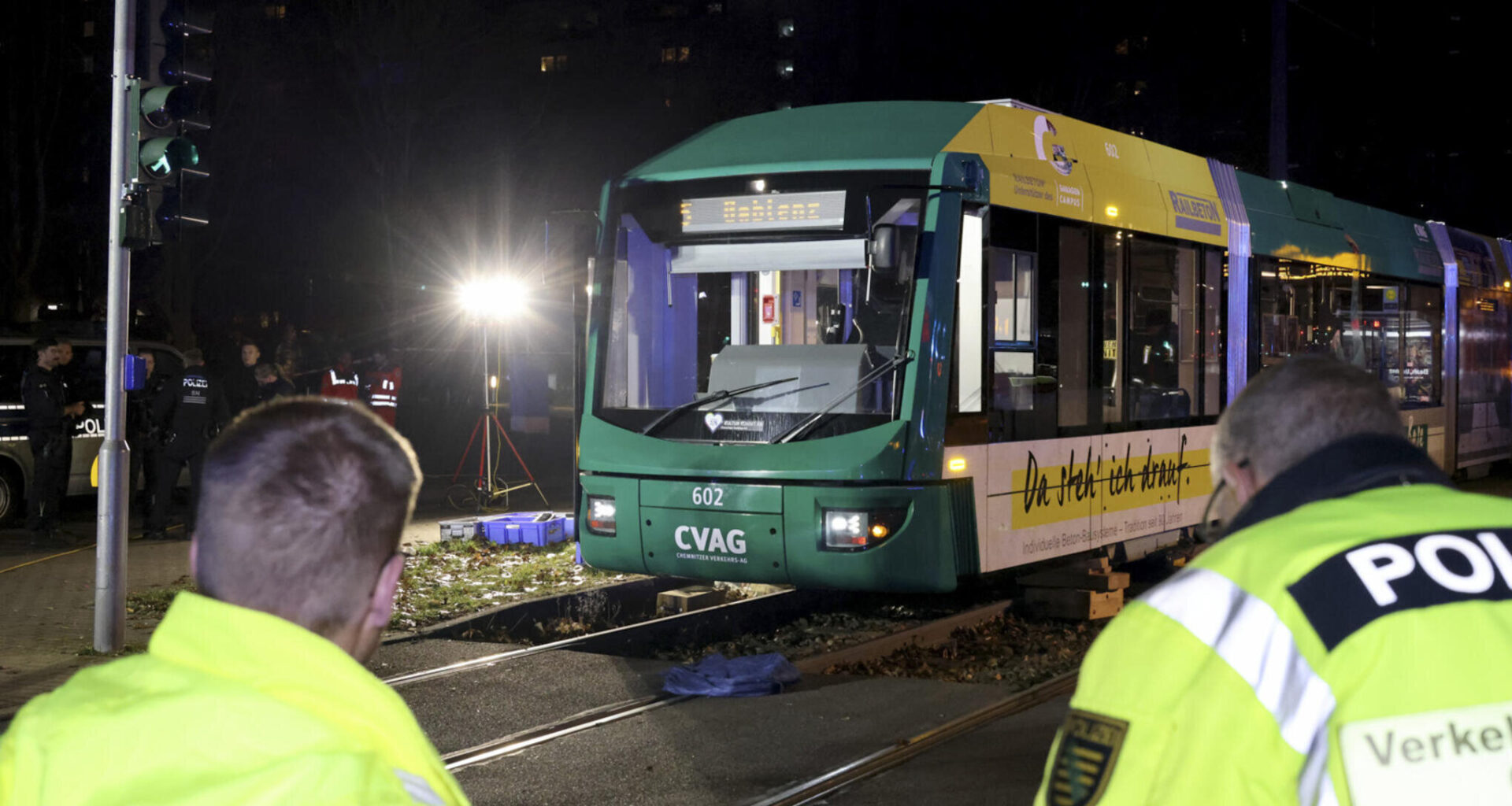 Kind bei Unfall in Chemnitz unter Straßenbahn eingeklemmt