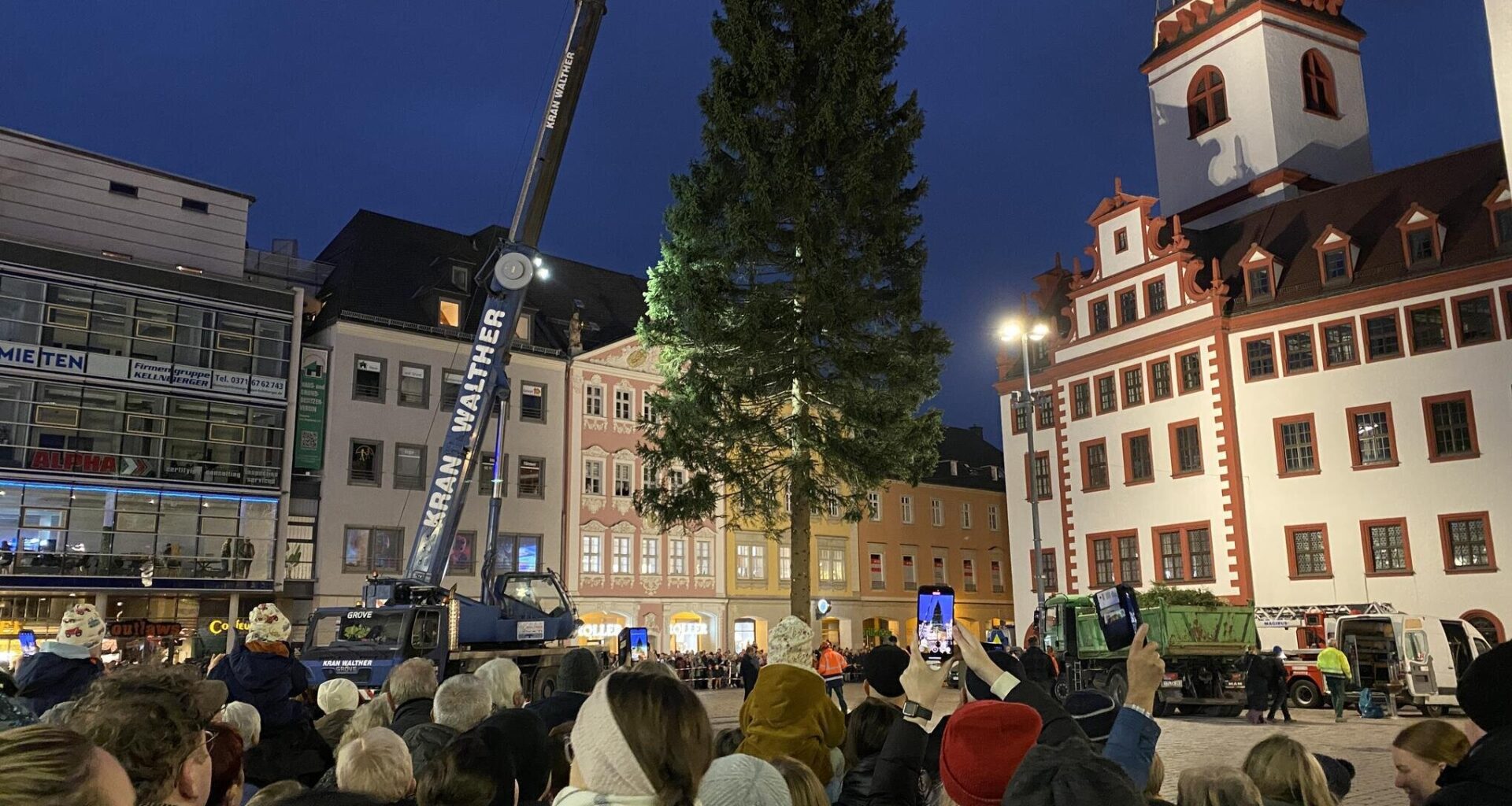 Mit Glühwein und Schlagermusik: Hunderte Chemnitzer begrüßen Weihnachtsbaum