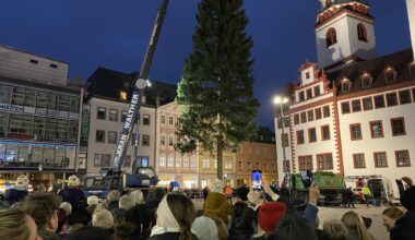 Mit Glühwein und Schlagermusik: Hunderte Chemnitzer begrüßen Weihnachtsbaum