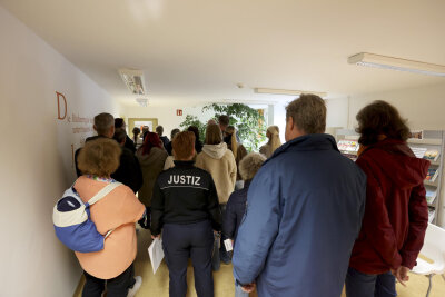 Tag der offenen Tür in der JVA Chemnitz ermöglicht seltene Einblicke in den Haftalltag - Besucher betreten die Justizvollzugsanstalt Chemnitz.