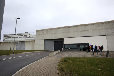 Tag der offenen Tür in der JVA Chemnitz ermöglicht seltene Einblicke in den Haftalltag - Besucher erhalten Einblicke in den Alltag der weiblichen Gefangenen.