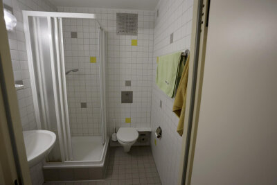 Tag der offenen Tür in der JVA Chemnitz ermöglicht seltene Einblicke in den Haftalltag - Haftraum in der JVA Chemnitz: So leben die Inhaftierten.