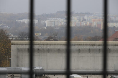 Tag der offenen Tür in der JVA Chemnitz ermöglicht seltene Einblicke in den Haftalltag - Der Blick hinter die Mauern: Begegnung mit einem sonst verborgenen Lebensalltag.