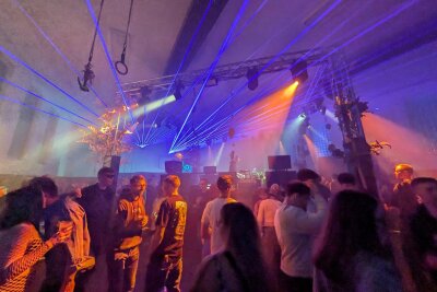 Techno-Party im Erzgebirge lockt 650 Besucher an - Die Tanzfläche in der Turnhalle war immer prall gefüllt