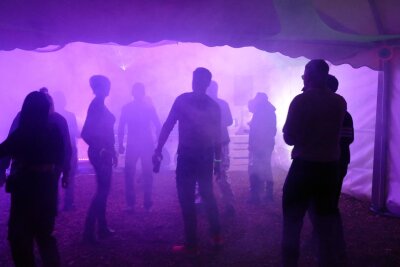 Techno-Party im Erzgebirge lockt 650 Besucher an - Auch draußen im Zelt wurde fleißig getanzt