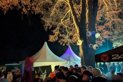 Techno-Party im Erzgebirge lockt 650 Besucher an - Weil das Wetter mitspielte, ließ es sich draußen aushalten