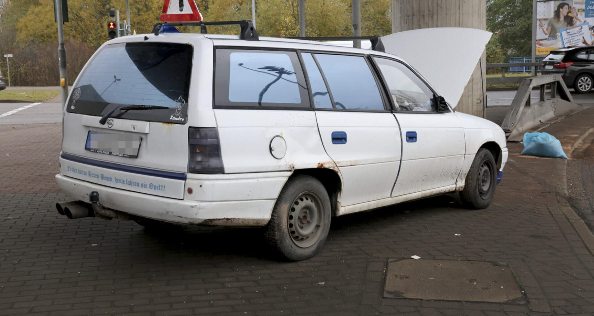Opel prallt am Südring gegen Fahrbahnbegrenzung