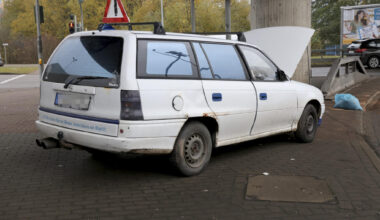 Opel prallt am Südring gegen Fahrbahnbegrenzung