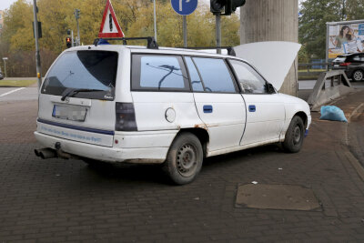 Chemnitz: Opel prallt am Südring gegen Fahrbahnbegrenzung - Am Montagmorgen kam es auf der Neefestraße in Chemnitz zu einem Verkehrsunfall.