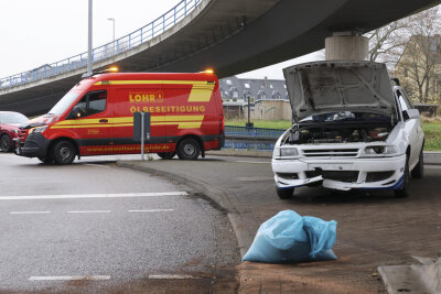 Chemnitz: Opel prallt am Südring gegen Fahrbahnbegrenzung - Am Montagmorgen kam es auf der Neefestraße in Chemnitz zu einem Verkehrsunfall.