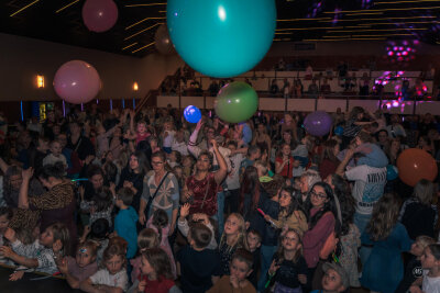 Kids und Eltern feiern gemeinsam auf der Tanzfläche: 5. Disco Family begeistert hunderte Familien im Luxor Chemnitz - Von Hits aus den 90ern und 2000ern bis hin zu aktuellen Chart-Songs war für jeden Geschmack etwas dabei.