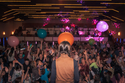 Kids und Eltern feiern gemeinsam auf der Tanzfläche: 5. Disco Family begeistert hunderte Familien im Luxor Chemnitz - Für die passenden Moves sorgte wie gewohnt Jenny von der Tanzschule Köhler-Schimmel und holte Kids und sogar Eltern zum Tanzen auf die Bühne.