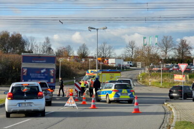 Kreuzungsunfall in Chemnitz: Zwei Verletzte nach Kollision - Die Freiwillige Feuerwehr aus Wittgensdorf und sowie die Berufsfeuerwehr Chemnitz sind mit Rettungsdienst und Notarzt im Einsatz.