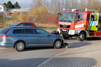 Kreuzungsunfall in Chemnitz: Zwei Verletzte nach Kollision - Die Freiwillige Feuerwehr aus Wittgensdorf und Berufsfeuerwehr Chemnitz sind mit Rettungsdienst und Notarzt im Einsatz.