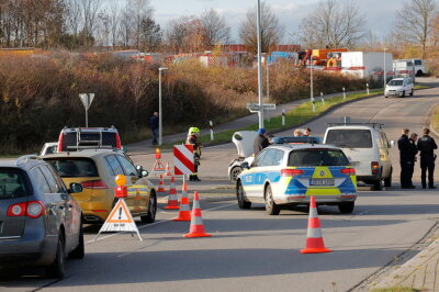 Kreuzungsunfall in Chemnitz: Zwei Verletzte nach Kollision - Drei Fahrzeuge kollidieren: Polizei bestätigt zwei Verletzte in Chemnitz.
