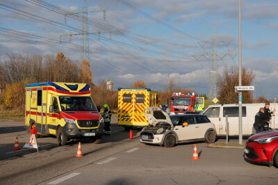 Kreuzungsunfall in Chemnitz: Zwei Verletzte nach Kollision - Drei Fahrzeuge kollidieren: Polizei bestätigt zwei Verletzte in Chemnitz.