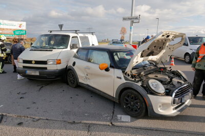Kreuzungsunfall in Chemnitz: Zwei Verletzte nach Kollision - Drei Fahrzeuge kollidieren: Polizei bestätigt zwei Verletzte in Chemnitz.