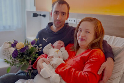 1111. Geburt am 11.11. - Kleiner Finn sorgt für närrische Freude in Chemnitz - Eltern mit Sohn Finn.