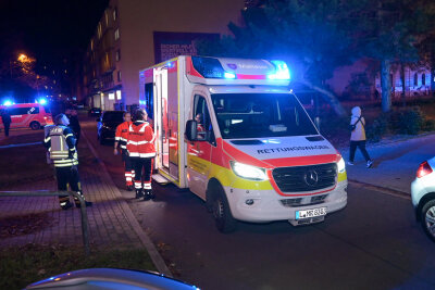 Mann bei Auseinandersetzung in Leipzig schwer verletzt - Der Mann musste in ein Krankenhaus gebracht werden.