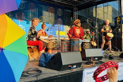 Afrika-Festival im Weltecho: Tanzen, Trommeln, Schlemmen und Staunen - Highlights sind die charismatische Sängerin Tita Nzebi aus Gabun mit ihren Liedern über Identität und Freiheit sowie die energiegeladene Steven Ouma Band aus Kenia. Verschiedene DJs wie DJ Dirk Duske, DJ Sheriff, DJ RootsShoweSoundsystem und special Guests sind ebenso vor Ort.
