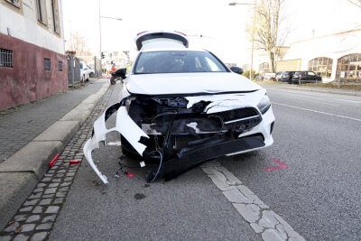 Crash zwischen PKW und Motorrad in Chemnitz: Eine Person schwer verletzt - Nach ersten Informationen wollte die Fahrerin eines PKW-Mercedes aus einer Grundstückseinfahrt ausfahren und übersah dabei ein Motorrad der Marke KTM welches die Limbacher Straße stadtauswärts befuhr.