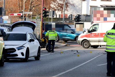 Crash zwischen PKW und Motorrad in Chemnitz: Eine Person schwer verletzt - Die Limbacher Straße war für die Zeit der Unfallaufnahme voll gesperrt.
