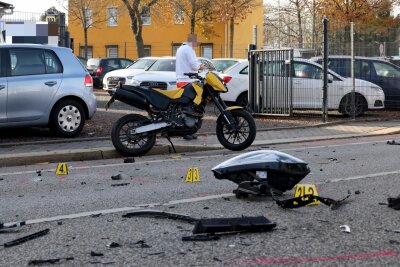 Crash zwischen PKW und Motorrad in Chemnitz: Eine Person schwer verletzt - An beiden Fahrzeugen entstand enormer Sachschaden.