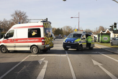 Crash zwischen PKW und Motorrad in Chemnitz: Eine Person schwer verletzt - Die Polizei bestätigte auf Nachfrage von BLICK.de den Unfall.