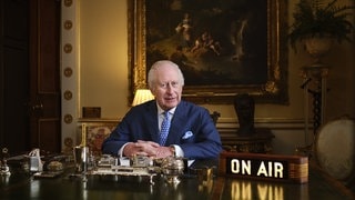 König Charles III. an einem Schreibtisch im Buckingham Palace. Auf Reisen nimmt er eigenes Toilettenpapier mit.
