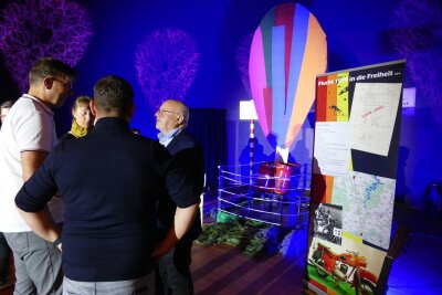 Ballonflucht erlebt im Erzgebirge eine Neuauflage - Viele Gäste nutzten die Gelegenheit, um mit Günter Wetzel ins Gespräch zu kommen.