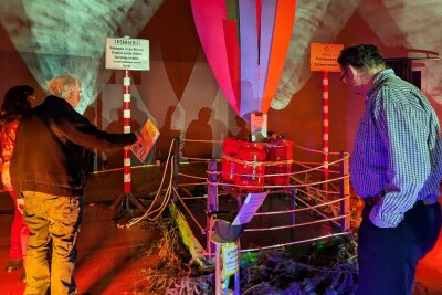 Ballonflucht erlebt im Erzgebirge eine Neuauflage - Auch die Besucher waren beeindruckt vom Nachbau.