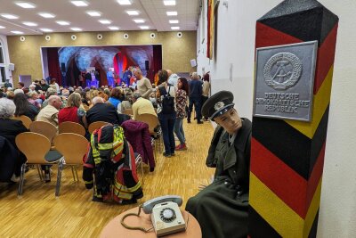 Ballonflucht erlebt im Erzgebirge eine Neuauflage - Sogar mit einem vermeintlichen Grenzstein war das Volkshaus geschmückt.Edited with Google AI