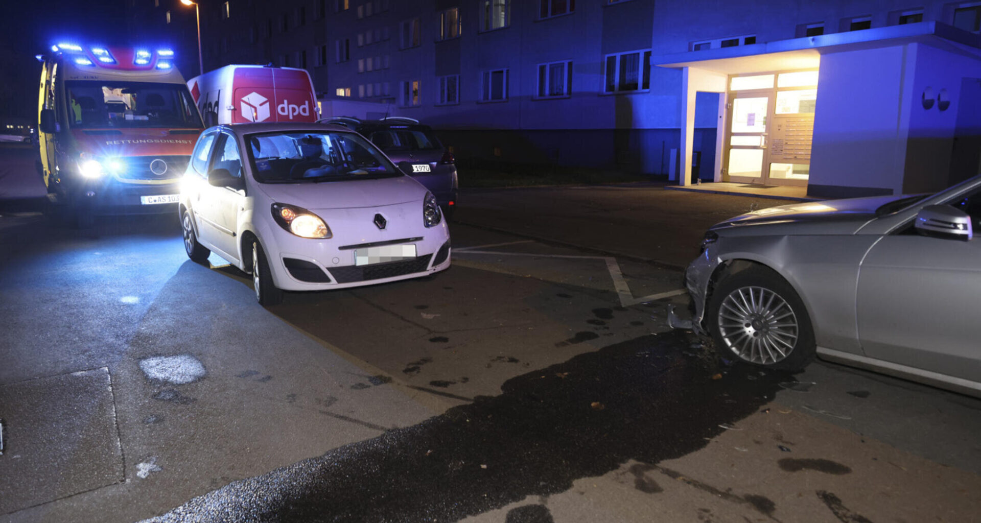 Renault-Fahrer verliert Kontrolle und kracht in geparkten Mercedes