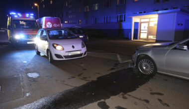 Renault-Fahrer verliert Kontrolle und kracht in geparkten Mercedes