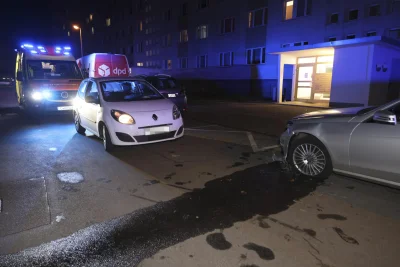 Chemnitz: Renault-Fahrer verliert Kontrolle und kracht in geparkten Mercedes - Ein Renault-Fahrer verlor am Dienstagabend auf der Clausewitzstraße in Chemnitz die Kontrolle über sein Fahrzeug und krachte in einen geparkten Mercedes.