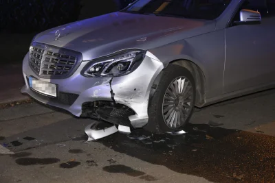 Chemnitz: Renault-Fahrer verliert Kontrolle und kracht in geparkten Mercedes - Der geparkte Mercedes wurde bei dem Aufprall an der Front stark beschädigt.