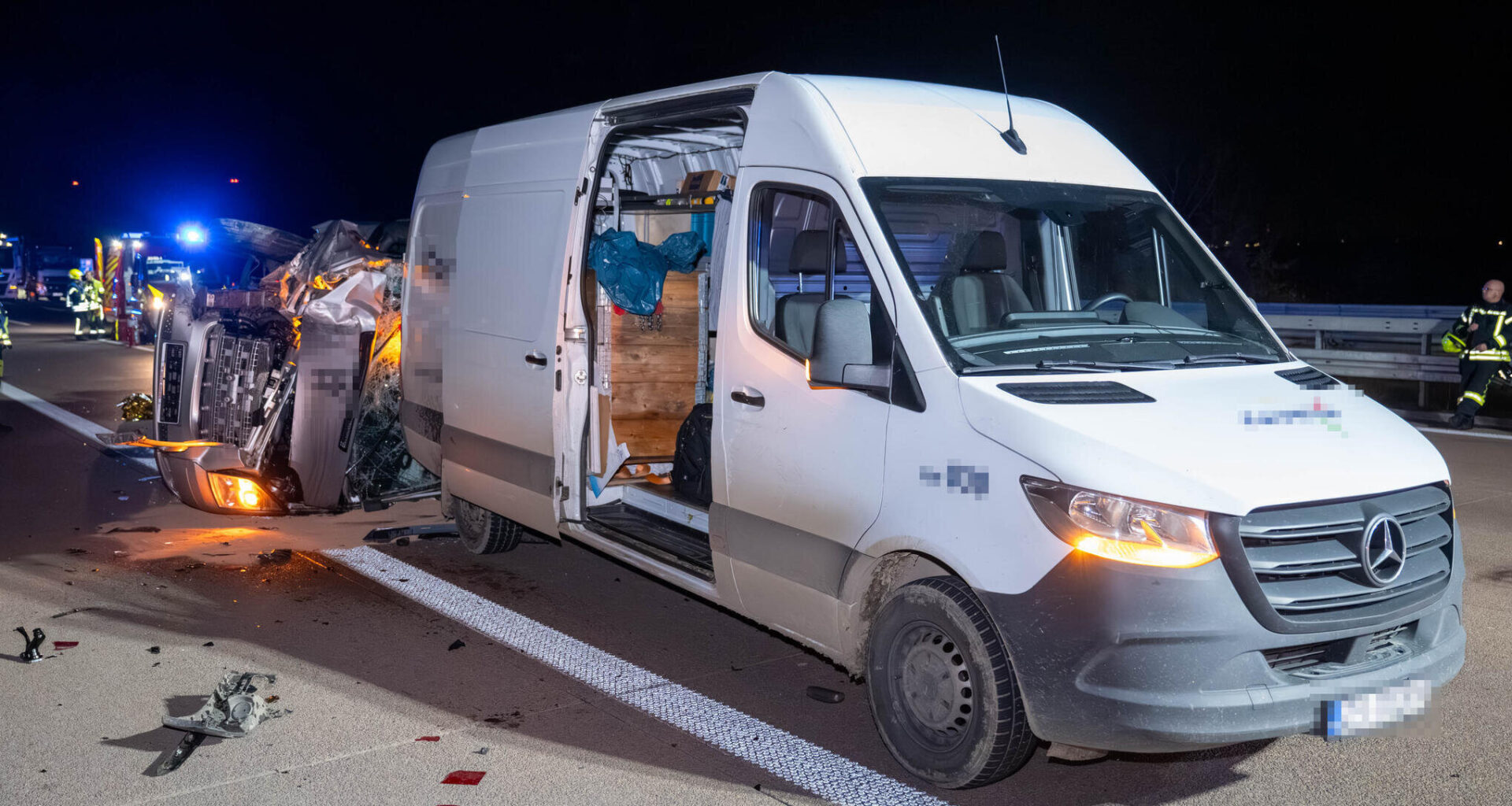 Elf Menschen bei Auffahrunfall verletzt