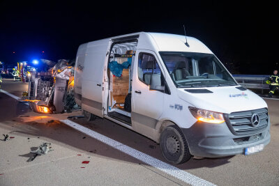 Schwerer Verkehrsunfall auf der A9: Elf Menschen bei Auffahrunfall verletzt - Der Transporter wurde bei dem Aufprall schwer beschädigt und kam quer zur Fahrbahn zum Stillstand.
