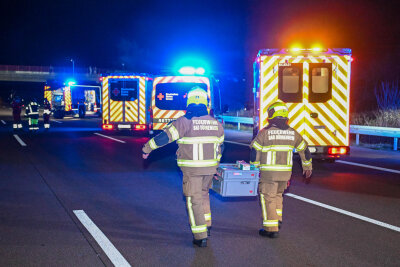 Schwerer Verkehrsunfall auf der A9: Elf Menschen bei Auffahrunfall verletzt - Einsatzkräfte der Feuerwehr Bad Dürrenberg transportieren Material zur Unfallstelle auf der voll gesperrten A9.