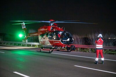 Schwerer Verkehrsunfall auf der A9: Elf Menschen bei Auffahrunfall verletzt - Ein Rettungshubschrauber der DRF Luftrettung landet direkt auf der gesperrten A9, um einen Notarzt schnell zur Unfallstelle zu bringen.