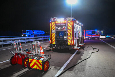 Schwerer Verkehrsunfall auf der A9: Elf Menschen bei Auffahrunfall verletzt - Einsatzkräfte der Feuerwehr sichern die Unfallstelle auf der A9 und richten die nächtliche Ausleuchtung ein – der Verkehr stand in Richtung Leipzig vollständig still.