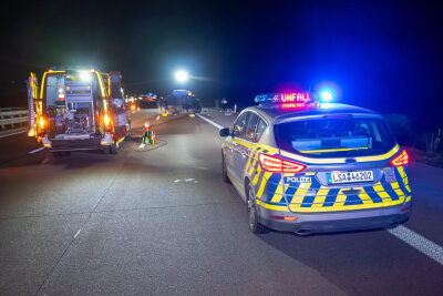 Schwerer Verkehrsunfall auf der A9: Elf Menschen bei Auffahrunfall verletzt - Polizei und Feuerwehr sichern die Unfallstelle auf der A9 – im Hintergrund liegt der auf die Seite gestürzte Kleinbus, während die Autobahn vollständig gesperrt bleibt.