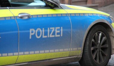 Unbekannter Renault schneidet Bus auf Höhe A4-Auffahrt