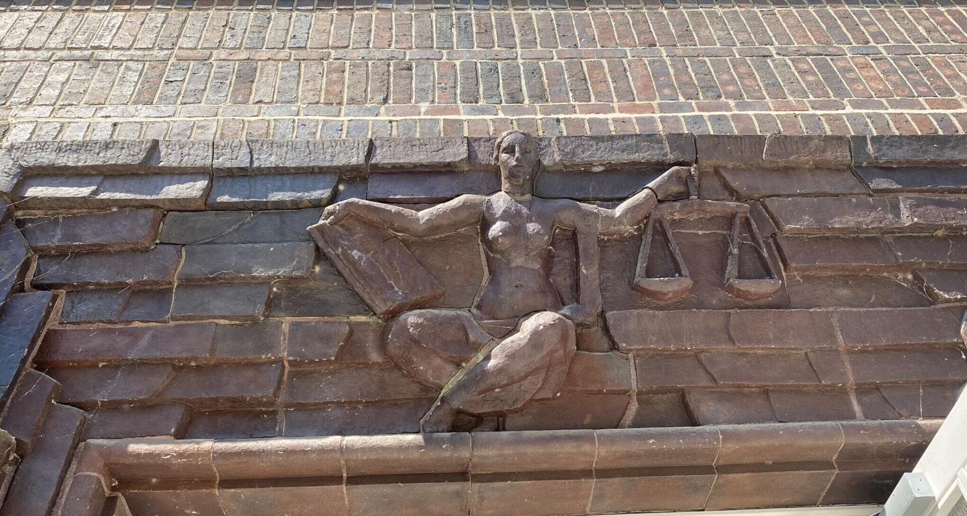 Mann nach Randale und Todesdrohung zu Haftstrafe verurteilt