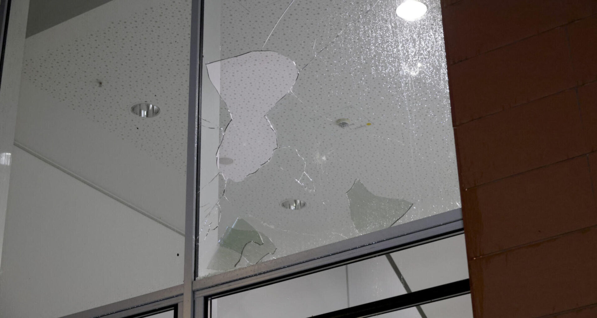 Unbekannter wirft mit Pflasterstein Scheibe am Amtsgericht Chemnitz ein