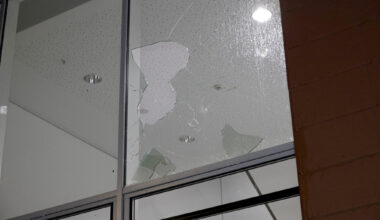 Unbekannter wirft mit Pflasterstein Scheibe am Amtsgericht Chemnitz ein