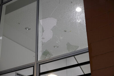 Unbekannter wirft mit Pflasterstein Scheibe am Amtsgericht Chemnitz ein - Am Montagabend hat ein Unbekannter eine Scheibe beim Amtsgericht Chemnitz eingeschlagen.