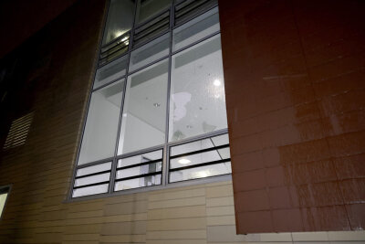 Unbekannter wirft mit Pflasterstein Scheibe am Amtsgericht Chemnitz ein - Am Montagabend hat ein Unbekannter eine Scheibe beim Amtsgericht Chemnitz eingeschlagen.