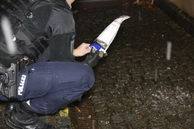 Unbekannter wirft mit Pflasterstein Scheibe am Amtsgericht Chemnitz ein - m Montagabend hat ein Unbekannter eine Scheibe beim Amtsgericht Chemnitz eingeschlagen.